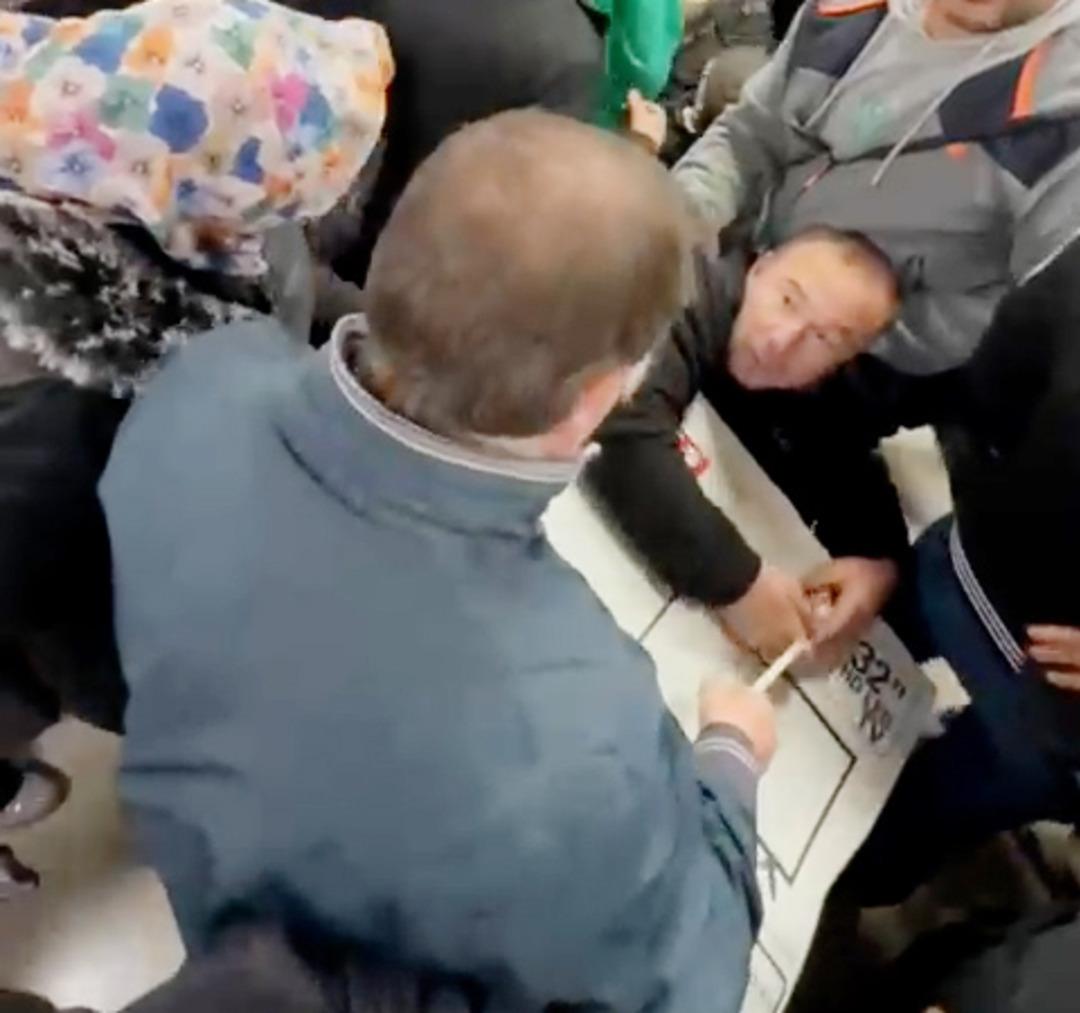 Birbirlerini ezdiler! Bin TL ye satılan televizyon için izdiham yaşandı 2