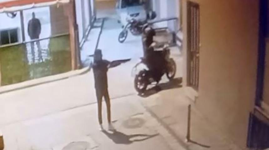 İş yerini kurşunlayan saldırganların kendilerini kayda aldıkları anlar güvenlik kamerasına yansıdı