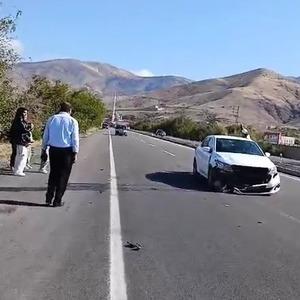 Elazığ’da otomobil köpeğe çarptı: 1 yaralı