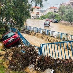 Foça 1 saat süren yağmurun ardından sular altında kaldı