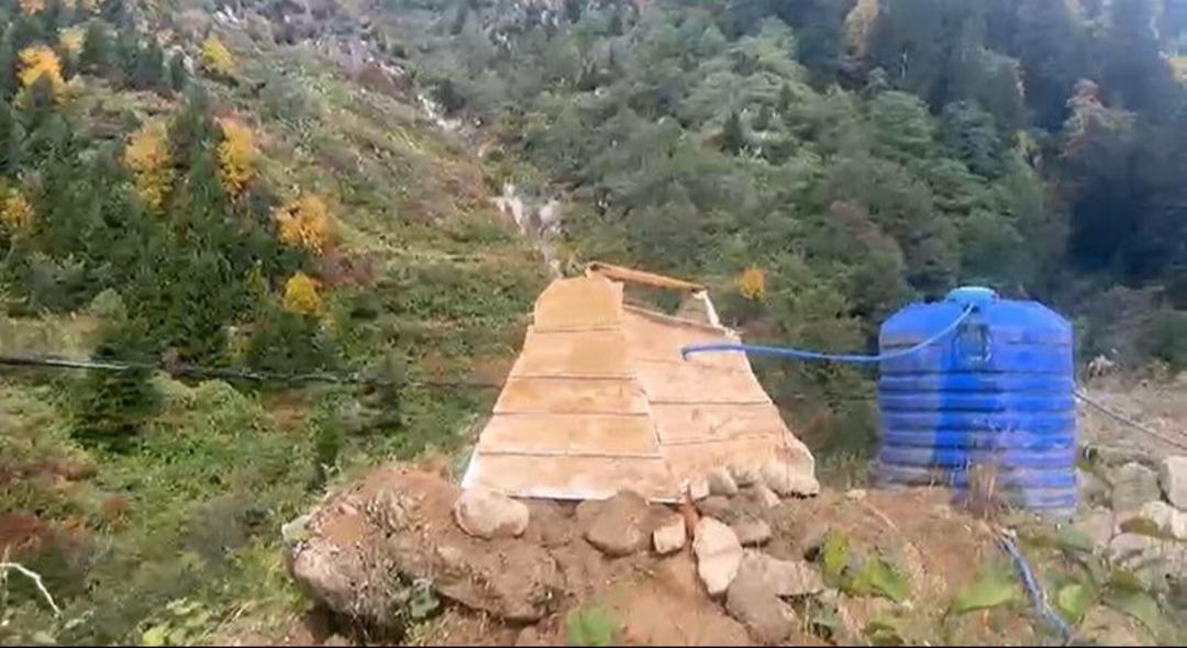 Yaylada şaşırtan g&ouml;r&uuml;nt&uuml;! G&ouml;ren mezar sanıyor ama ger&ccedil;ek başka &ccedil;ıktı 1