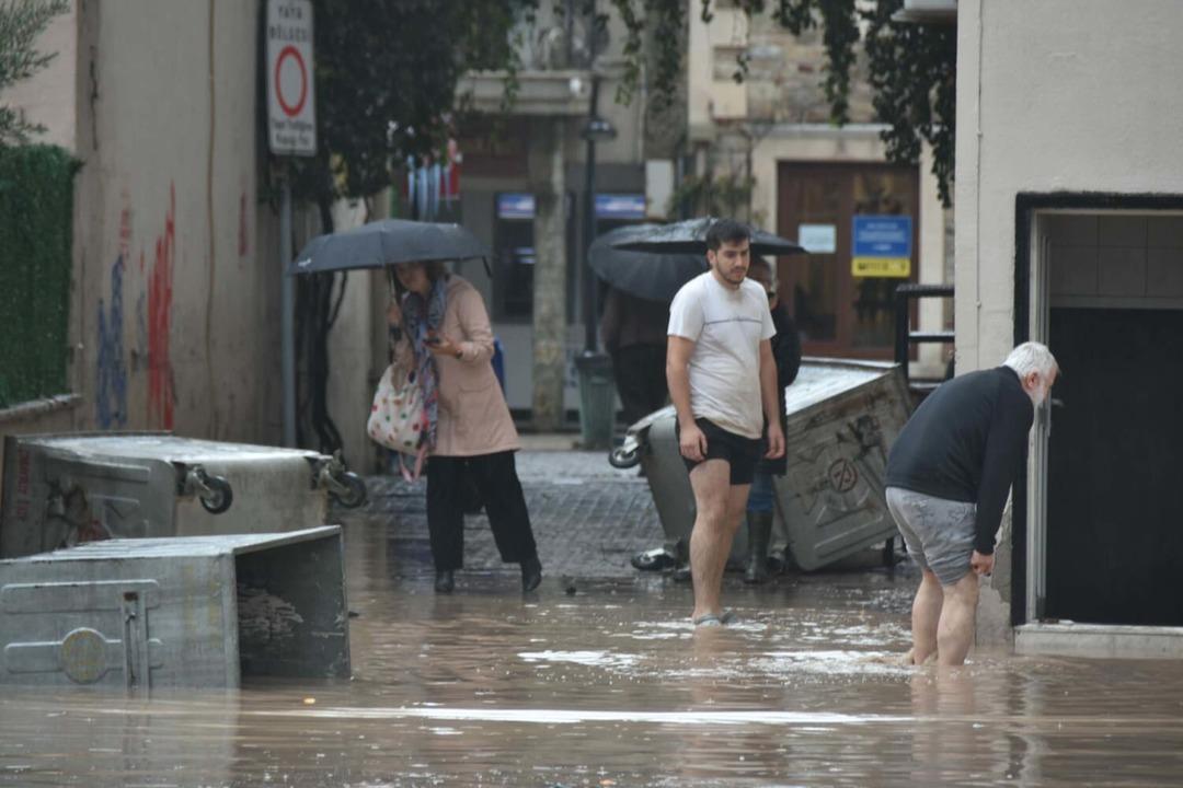 İzmir de sağanak yağış hayatı felç etti! Foça da yollar göle döndü, araçlar suya gömüldü 3
