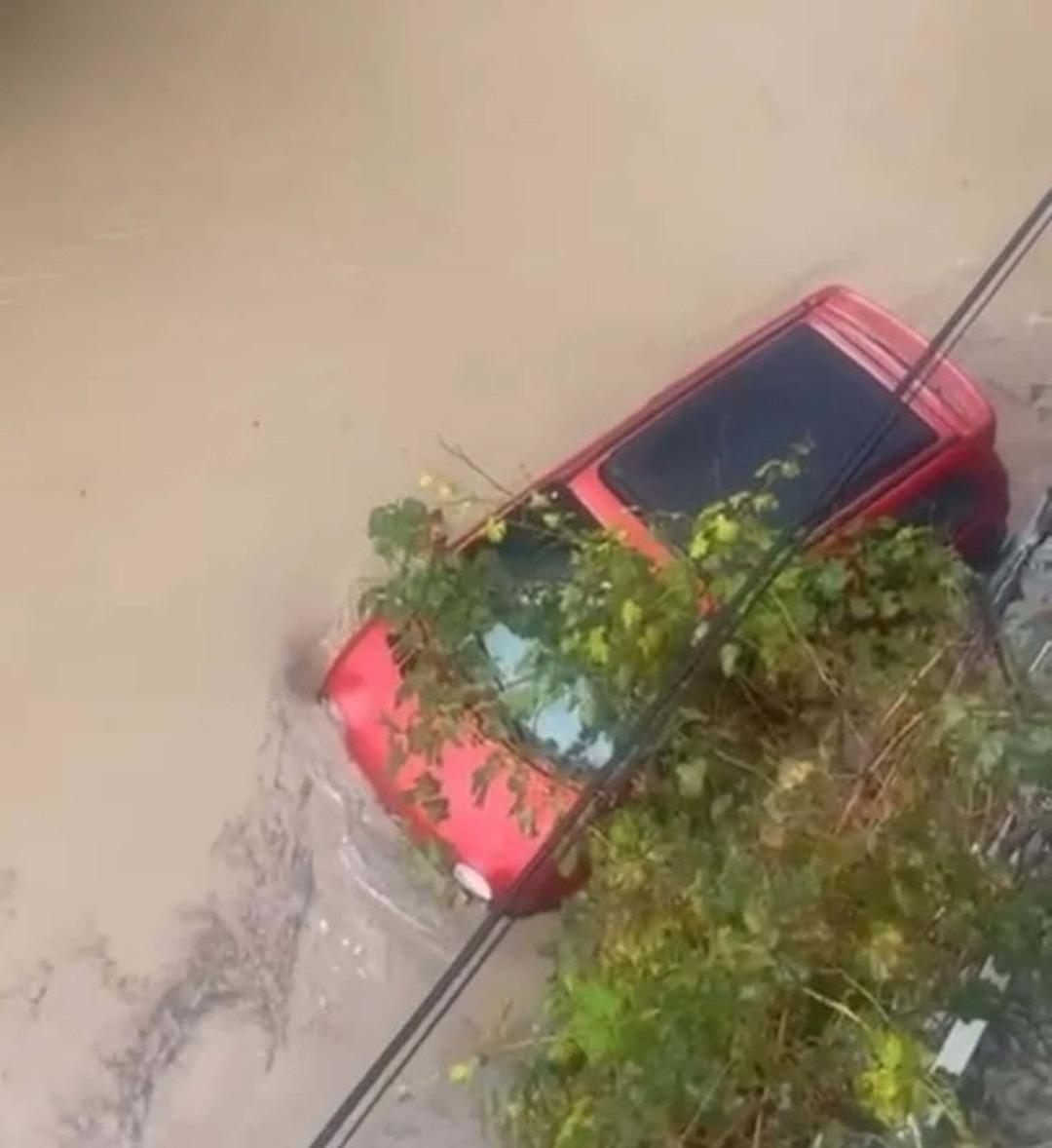 İzmir de sağanak yağış hayatı felç etti! Foça da yollar göle döndü, araçlar suya gömüldü 2