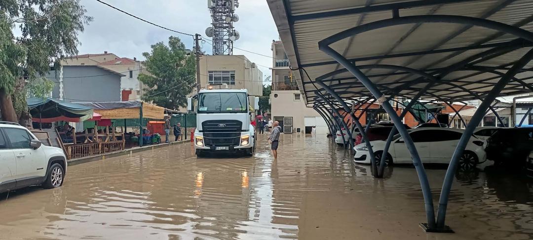 İzmir de sağanak yağış hayatı felç etti! Foça da yollar göle döndü, araçlar suya gömüldü 6