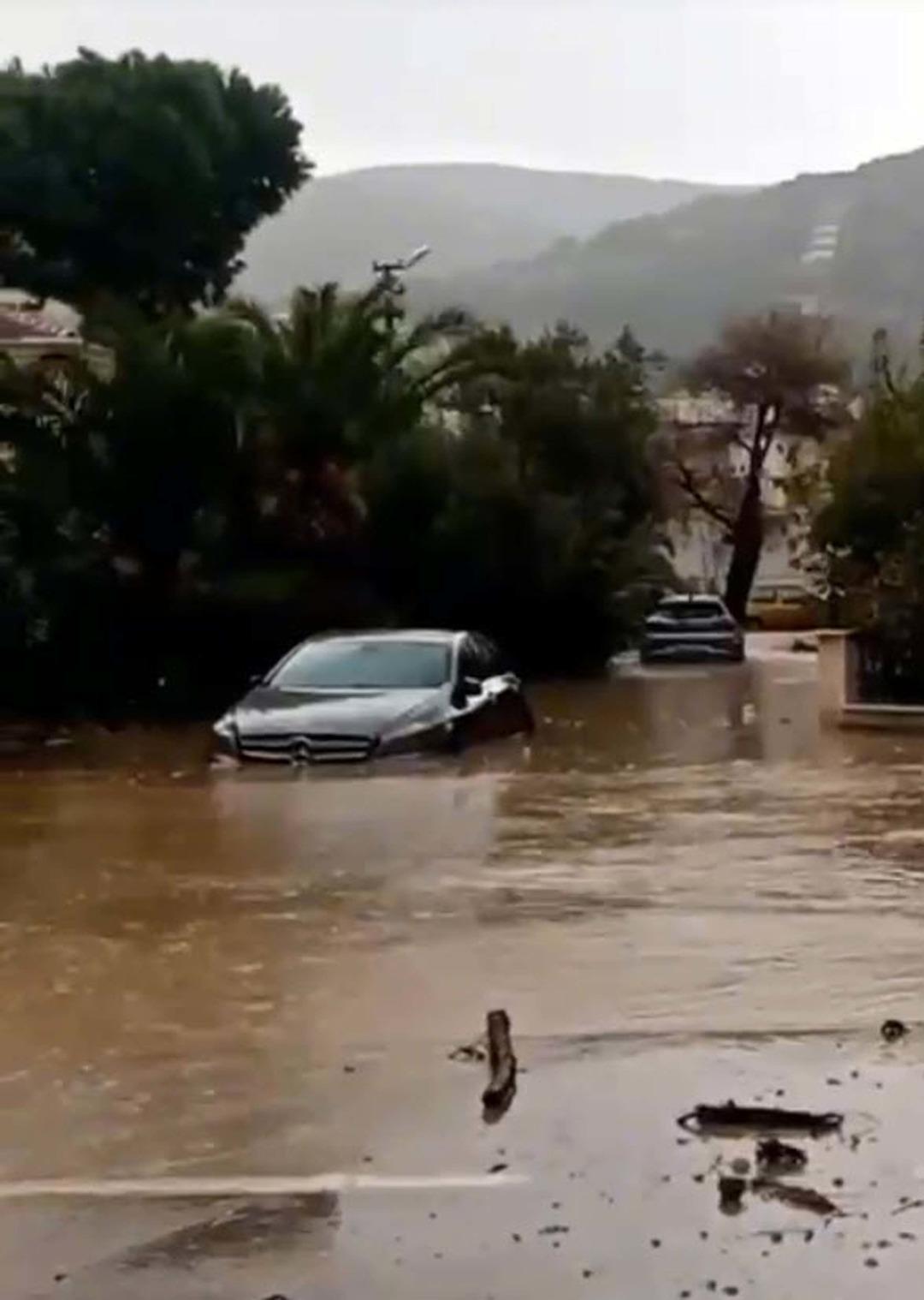 İzmir de sağanak yağış hayatı felç etti! Foça da yollar göle döndü, araçlar suya gömüldü 5