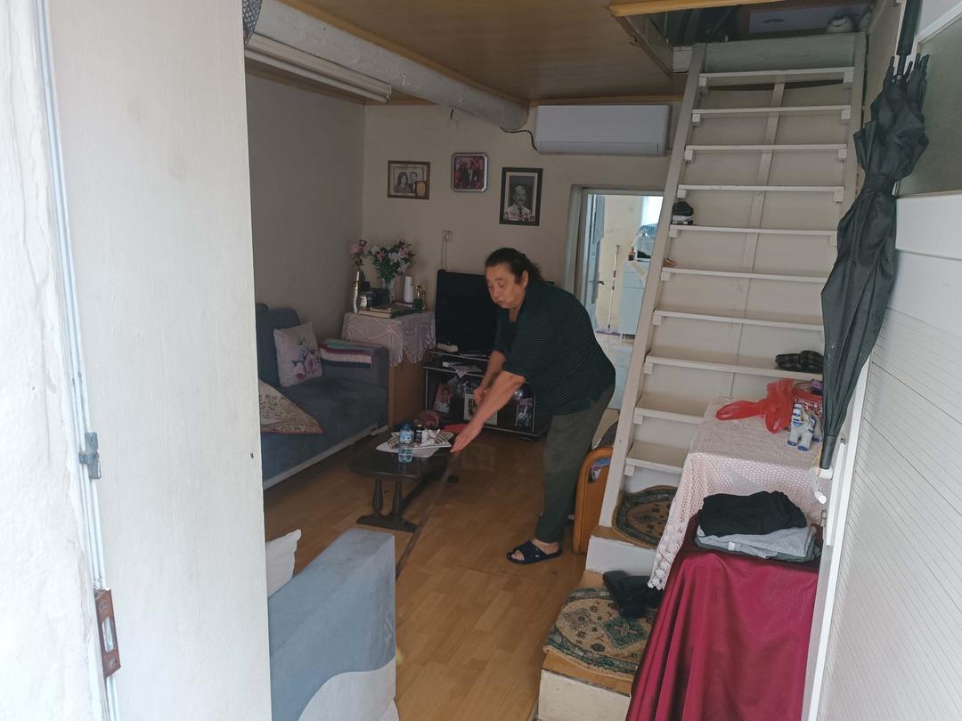 İzmir de sağanak yağış hayatı felç etti! Foça da yollar göle döndü, araçlar suya gömüldü 7