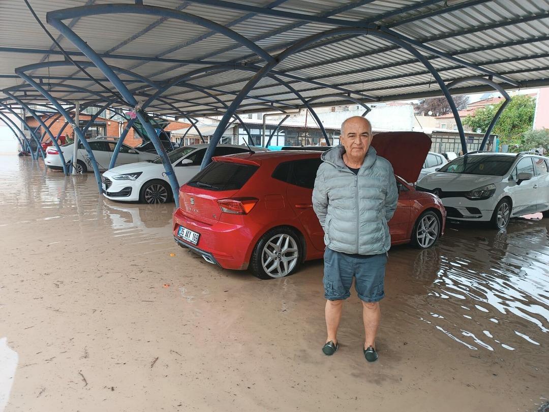 İzmir de sağanak yağış hayatı felç etti! Foça da yollar göle döndü, araçlar suya gömüldü 1