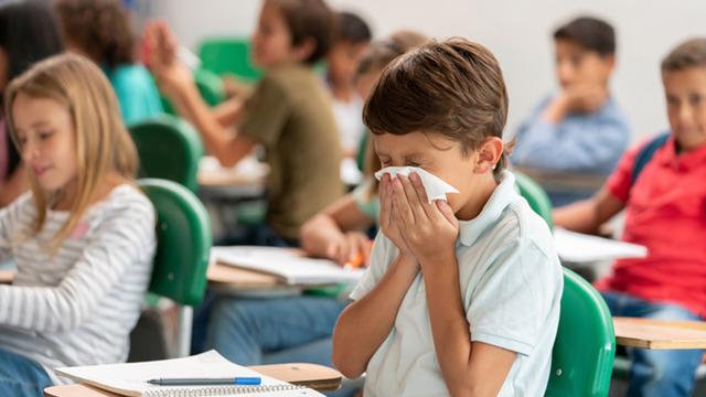 Okul sezonunda görünmeyen tehdit: Grip salgını kapıda! Çocuklardan eve taşınan tehlike: Uzmanlar risklere karşı uyardı...