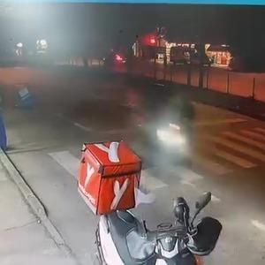 Motosikletin çarptığı adamın yanından böyle geçtiler...