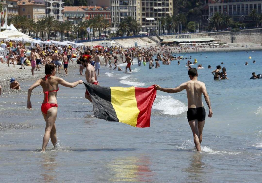 Taraftarlar Nice'te denize girdi