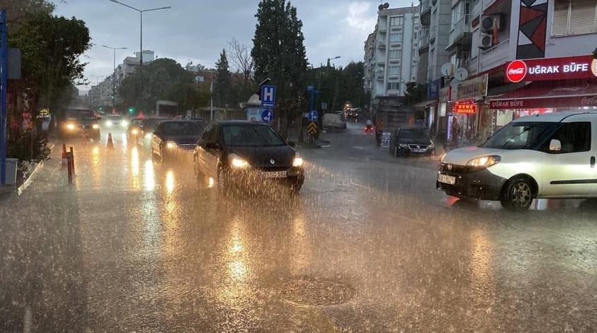 Aydın'da sağanak yağmur hayatı olumsuz etkiledi