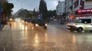 Aydın'da sağanak yağmur hayatı olumsuz etkiledi