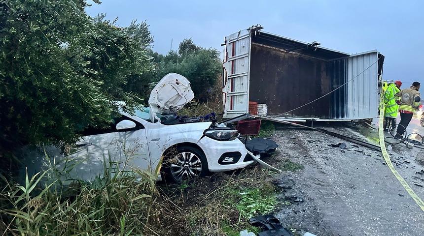 Manisa’da feci kaza! Devrilen kamyonet karşı şeride geçti: 2 ölü, 3 yaralı