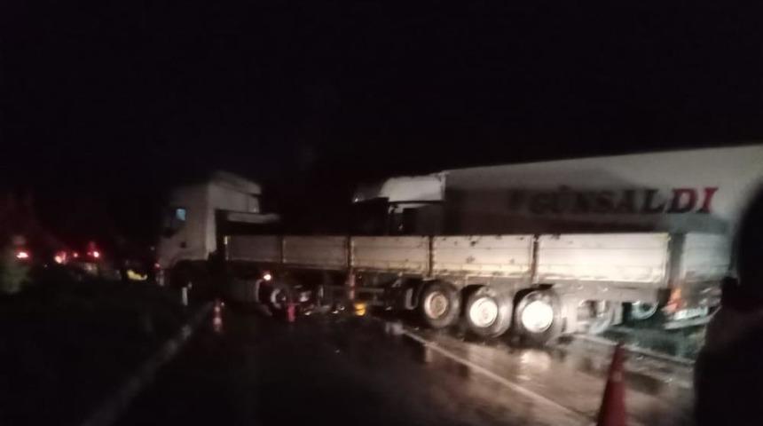 Denizli'de yağış faciayı getiriyordu: Bir tır şarampole devrildi, diğeri refüje çarparak durabildi