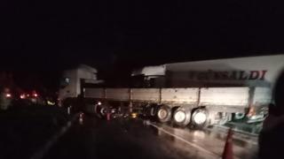 Denizli'de yağış faciayı getiriyordu: Bir tır şarampole devrildi, diğeri refüje çarparak durabildi