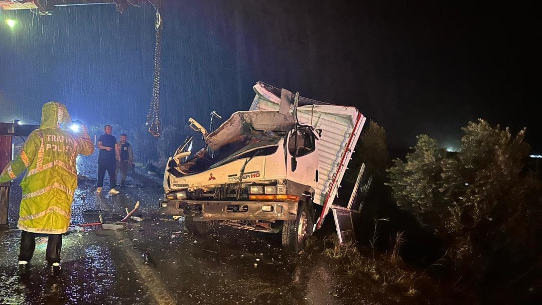 Manisa’da feci kaza! Devrilen kamyonet karşı şeride geçti: 2 ölü, 3 yaralı 2