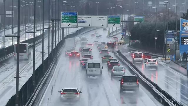 İstanbullular dikkat! Valilikten sarı kodlu yağış, sel ve su baskını uyarısı geldi
