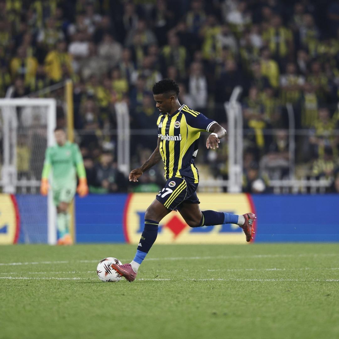 Fenerbahçe Avrupa Ligi nde Stuttgart’ı devirdi! Yorumcular 1 ismi işaret etti! G.Saray 12 kişi, F.Bahçe 10 kişi oynuyor... 8