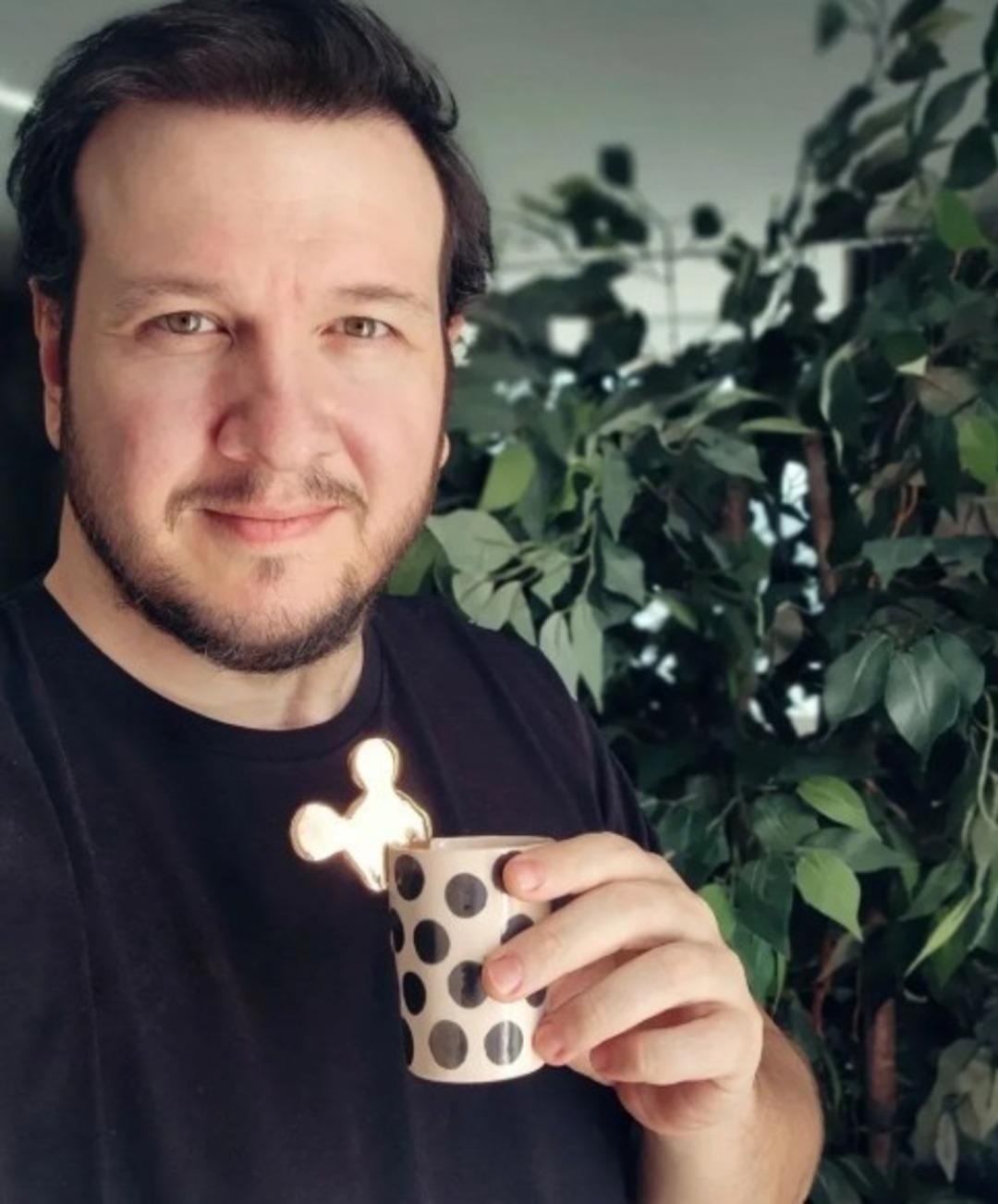 Şahan Gökbakar  tasını tarağını toplayıp ülkeyi terk etti  dendi... Açıklama gecikmedi 2