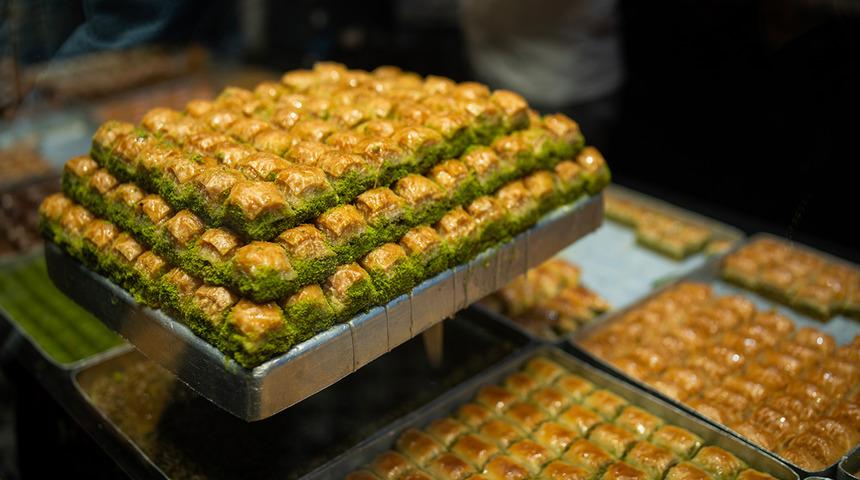 İsyan ettiren ‘baklava’ fiyatları… Sadece bir dilimine 738 TL istiyorlar, bir de indirim yapmışlar!