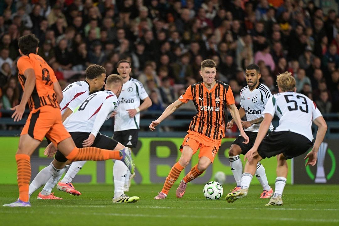 Arda Turan lı Shakhtar Donetsk UEFA Konferans Ligi nde buz kesti! Legia Varşova ya son dakikada kaybetti... 1