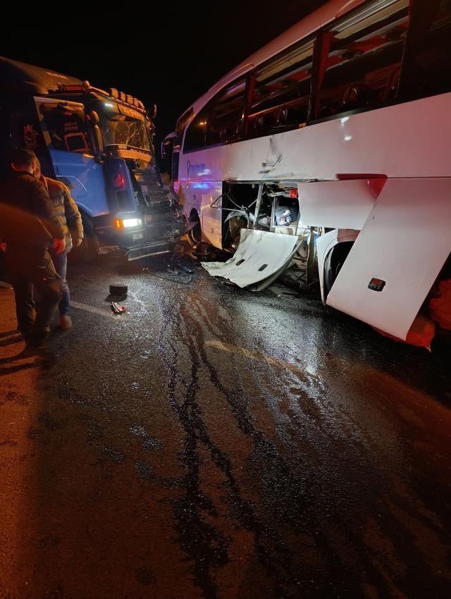Bilecik te tur otobüsü ile tır çarpıştı: 20 kişi yaralandı 1