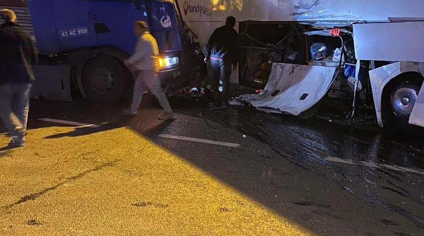 Bilecik'te tur otobüsü ile tır çarpıştı: 20 kişi yaralandı