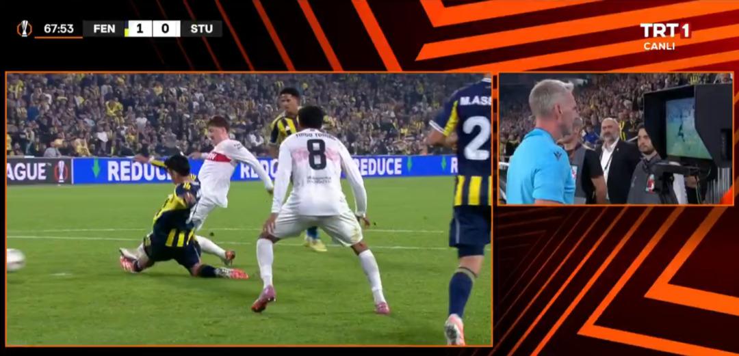 Fenerbahçe-Stuttgart maçının hakemi Jakob Kehlet e tepkiler dinmiyor! Avrupa Ligi ndeki ilk maçıymış. Bence son maçı da olur 1