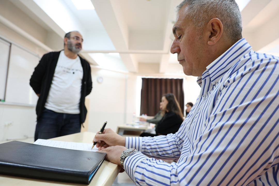 Yer Aksaray... Dede-torun aynı sıralarda: 58 yaşındaki dede ile 18 yaşındaki torunu aynı üniversitede okuyor! 1