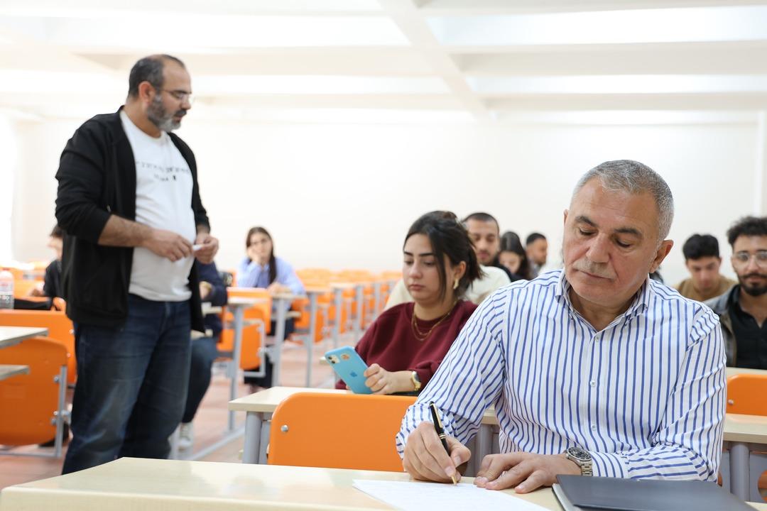 Yer Aksaray... Dede-torun aynı sıralarda: 58 yaşındaki dede ile 18 yaşındaki torunu aynı üniversitede okuyor! 2