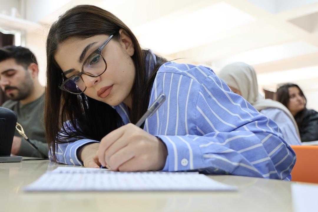 Yer Aksaray... Dede-torun aynı sıralarda: 58 yaşındaki dede ile 18 yaşındaki torunu aynı üniversitede okuyor! 4