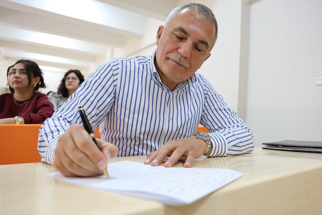 Yer Aksaray... Dede-torun aynı sıralarda: 58 yaşındaki dede ile 18 yaşındaki torunu aynı üniversitede okuyor! 5