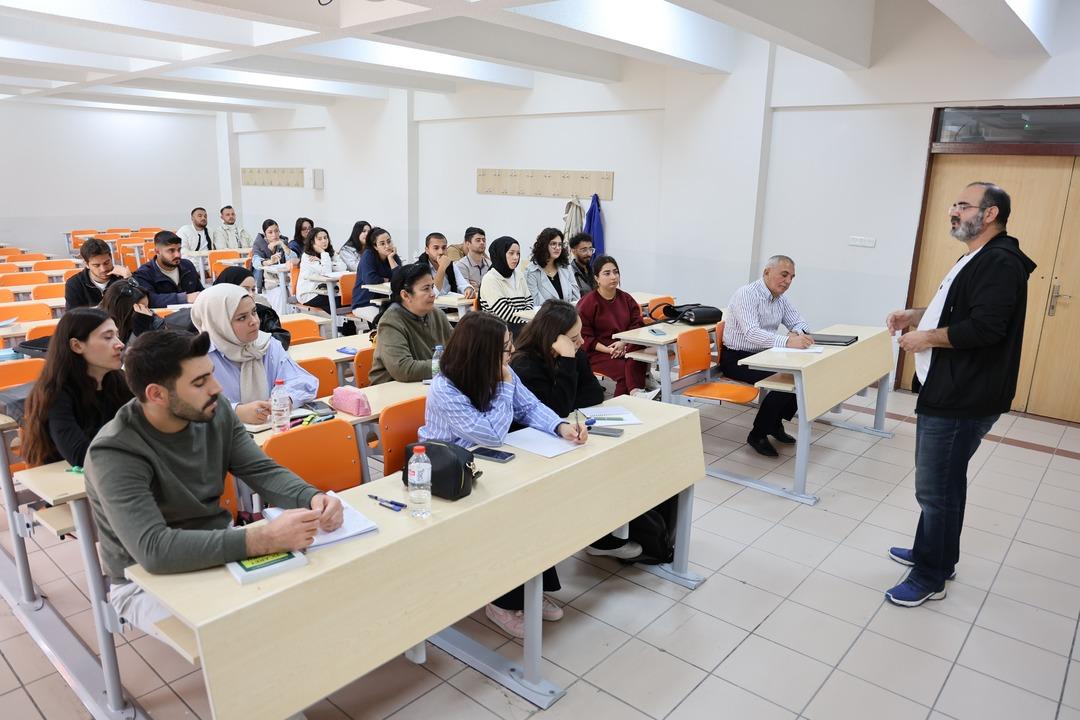 Yer Aksaray... Dede-torun aynı sıralarda: 58 yaşındaki dede ile 18 yaşındaki torunu aynı üniversitede okuyor! 6