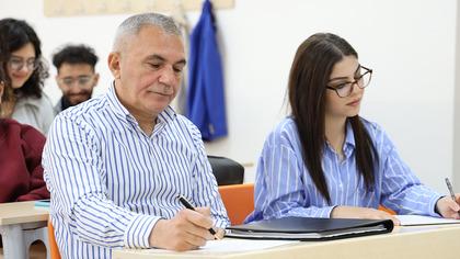 Yer Aksaray... Dede-torun aynı sıralarda: 58 yaşındaki dede ile 18 yaşındaki torunu aynı üniversitede okuyor!