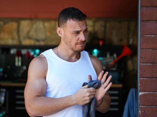 Aşka geldi! Sevgilisini &ouml;pmeye doyamadı