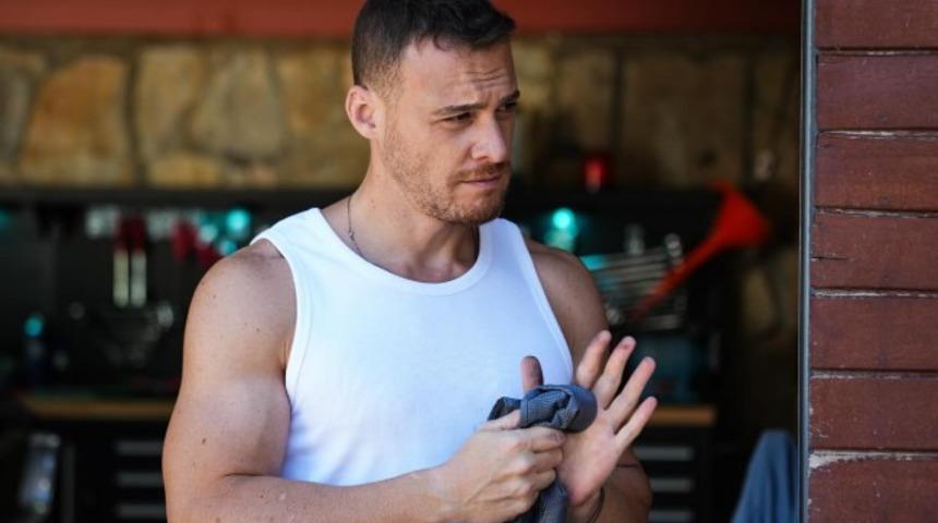 Kerem B&uuml;rsin aşka geldi! Selin Yağcıoğlu'nu &ouml;pmeye doyamadı