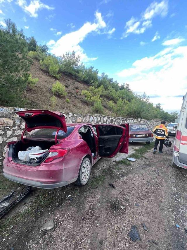 Bilecik’te iki otomobil kafa kafaya çarpıştı: 4 yaralı 1