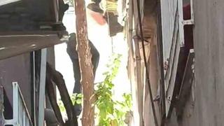 Ağaçta asılı kalan şahsı itfaiye kurtardı