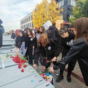 ERÜ’de öğrenciler Meliha’nın öldürüldüğü yere karanfil bıraktı