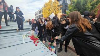 ERÜ’de öğrenciler Meliha’nın öldürüldüğü yere karanfil bıraktı