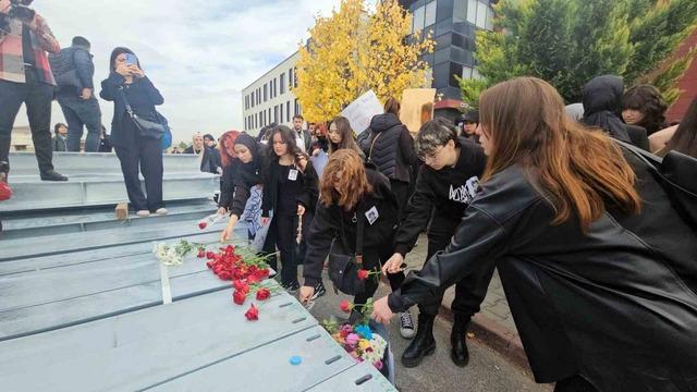 ERÜ’de öğrenciler Meliha’nın öldürüldüğü yere karanfil bıraktı