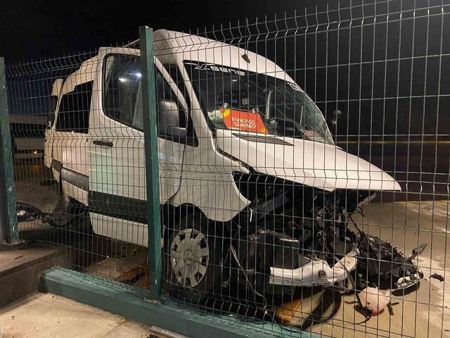 Tur minibüsü ile otomobil çarpıştı: 2 yaralı 1
