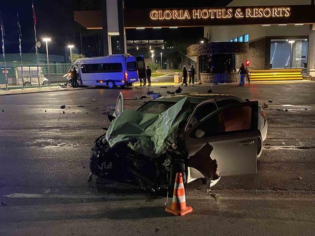 Tur minibüsü ile otomobil çarpıştı: 2 yaralı 2