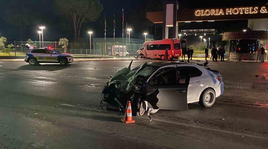 Tur minibüsü ile otomobil çarpıştı: 2 yaralı