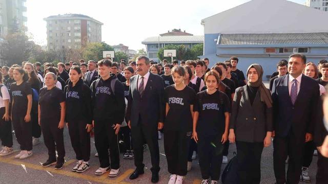 Milli Eğitim Bakanı Yusuf Tekin İstanbul’daki okulların tatili sonrası bayrak törenine katıldı