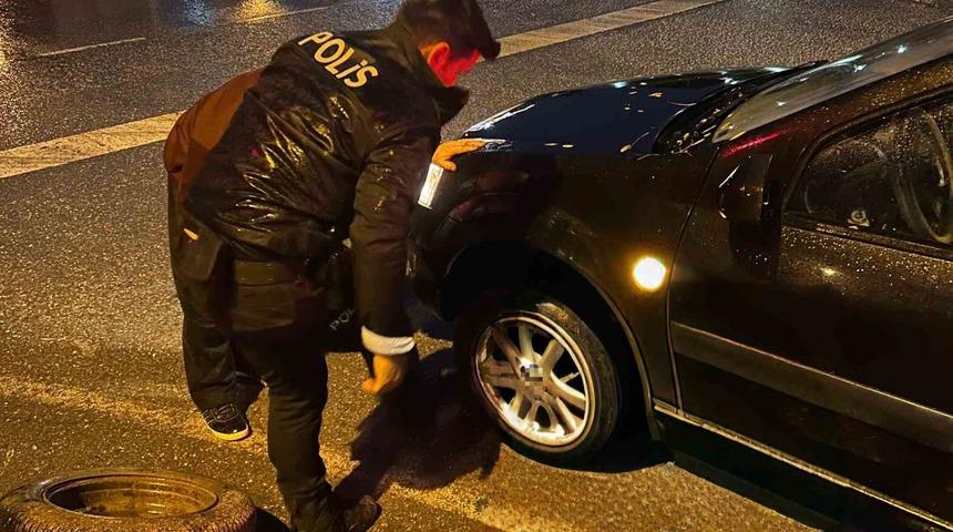 Bafra’da lastiği patlayan sürücüye polis ekiplerinden yardım