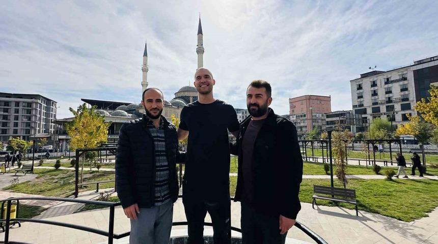 35 ülke gezen Amerikalı Yüksekova’ya ulaştı