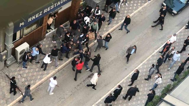 Elazığ’da iki grup arasında kavga: Masa ve sandalyeler havada uçuştu 1