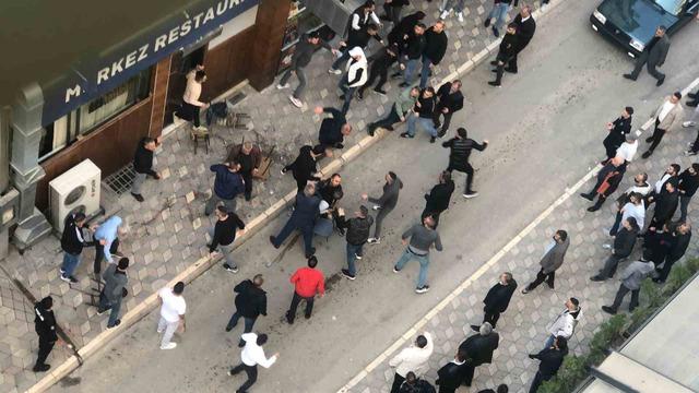 Elazığ’da iki grup arasında kavga: Masa ve sandalyeler havada uçuştu 3