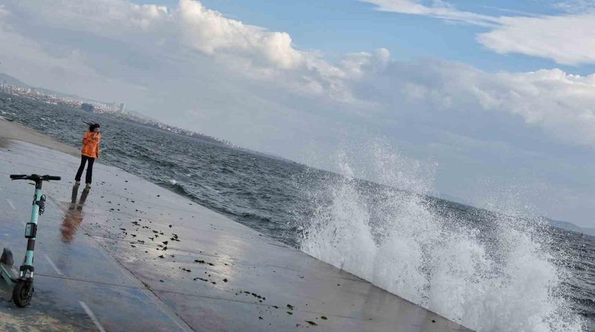 İstanbul’da şiddetli rüzgar nedeniyle dalgalar oluştu